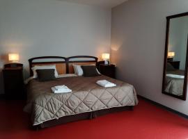 LOGIS - Hôtel & Restaurant le Grand Terre，位于Chartronges的酒店
