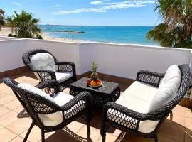 House in front of the beach with sea view