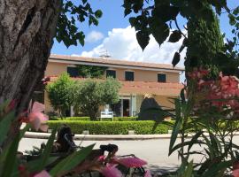 布鲁卡度假村 - 贝尼斯地中海，位于斯卡莱阿的酒店