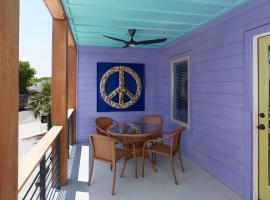 Folly Vacation Great Location, Super Cute & Spacious Apt B，位于富丽海滩的海滩酒店