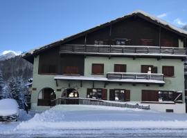 Chalet della Luna ATTENZIONE lavori di ristrutturazione in corso IMPALCATURA，位于克拉维埃科切附近的酒店