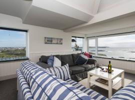 HEADLANDS-2 BED-SEA VIEW APARTMENT-TREARDDUR BAY，位于特雷杜尔的酒店