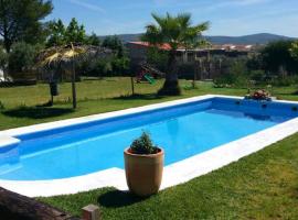 Paradise Villa in Mirandilla with Pool and Jacuzzi，位于Mirandilla的酒店