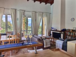 Gastouri Villa Pascalia with heated pool in October and views，位于Achílleion的酒店