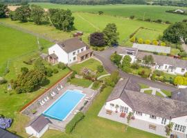 Trenewydd Farm Holiday Cottages，位于卡迪根的带泳池的酒店