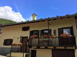Aosta Mountain House- Casa La Chapelle，位于奥斯塔的带停车场的酒店