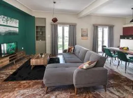 Emerald 110m2 entire floor apt steps to city’s heart