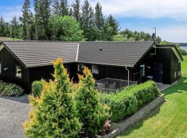 Cozy Dog-Friendly Cottage near Coast-By Traum，位于Skals的酒店