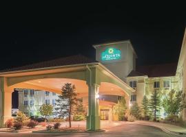 特立尼达拉奎塔酒店，位于特立尼达的带泳池的酒店