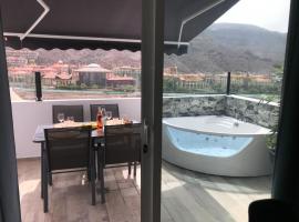 Harrys Atico Puerto de Mogan，位于莫甘海滩的酒店