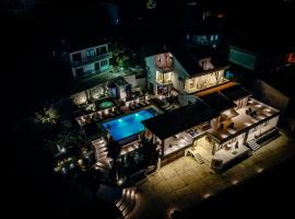 Apartments Secret Garden，位于乌尔齐尼的带按摩浴缸的酒店