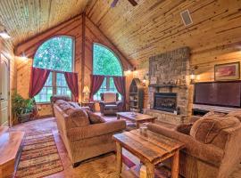 Spacious Family Home with Fire Pit on Norfork Lake!，位于芒廷霍姆的酒店