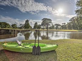 Lake Charles Home 1 Mi to Public Boat Launch，位于查尔斯湖的度假屋