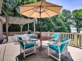 Scenic Smith Mountain Lake Getaway with Deck and Dock!，位于Huddleston的酒店