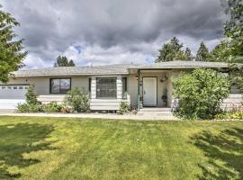 Sunny Home with Patio Less Than 10 Mi to Lake Coeur dAlene，位于波斯特福尔斯的酒店