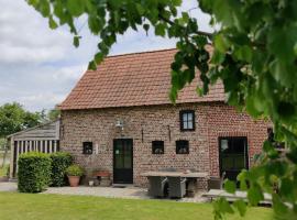 Holiday home in West Flanders with garden and bubble bath，位于Pittem的酒店