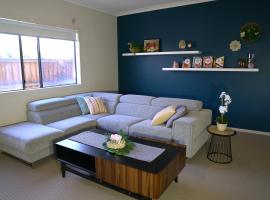 6 Bedrooms Contemporary Big House at Pakenhem，位于帕金顿的酒店