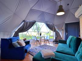 Slowly Glamping Osada Nad Wodą，位于瓦济的豪华帐篷