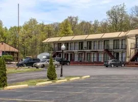 Econo Lodge Inn & Suites Lake Harmony - Pocono Mountains Area