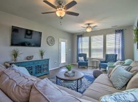 5 Mi to Bethany Beach Boardwalk: Home w/ Patio!，位于Millville的酒店