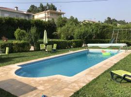 2 bedrooms villa with lake view private pool and enclosed garden at Lousada，位于洛萨达的酒店