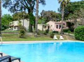 Maison de 2 chambres avec piscine partagee jardin amenage et wifi a San Nicolao a 1 km de la plage，位于圣尼科劳的酒店