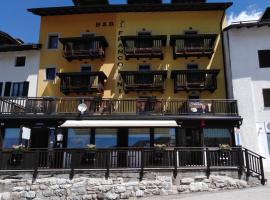 Hotel B&B Francolini，位于福尔加里亚芬多皮卡罗-特拉咖莱特滑雪缆车附近的酒店