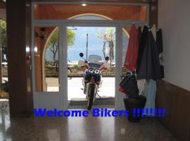 Piccolo Hotel Direkt am See，位于布雷佐内加尔达的酒店