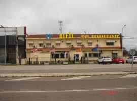 Hostal Alfil，位于Cazalegas的住宿加早餐旅馆