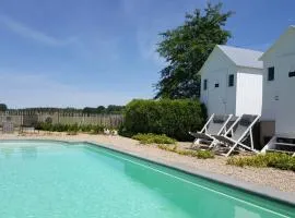 Casa-Cosi, tourist & business suites & flats with reserved parking and private terraces in shared garden with seasonal pool included, private sauna available