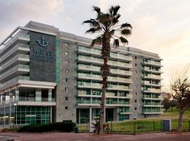 West All Suites Hotel Ashdod，位于阿什杜德的带泳池的酒店