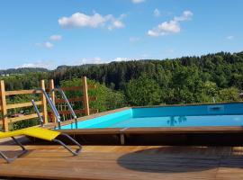 Le Jura en toutes saisons Piscine, SPA, location VTT, balades 2cv, climatisation，位于Bonlieu的旅馆
