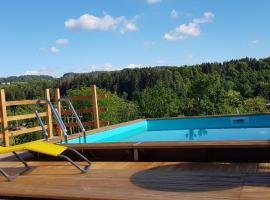 Le Jura en toutes saisons piscine, SPA, climatisation, balades 2cv，位于Bonlieu的家庭/亲子酒店