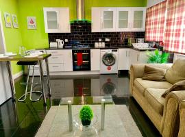 London Luxury 2Bedrooms, Reception, Garden, Apartment，位于依尔福的酒店