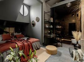 Mystictone - loft in the heart of Warsaw - Nowy Świat ROOMTONES，位于华沙圣十字教堂附近的酒店