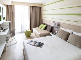 享受加尔达湖酒店，位于佩斯基耶拉德加达的豪华型酒店