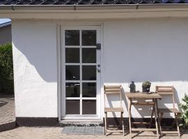 Cozy tiny room, mini kitchen and bathroom，位于奥特鲁普的酒店