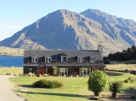 Buchanan Lodge - 60 acres on Wanaka lakefront，位于瓦纳卡的度假屋