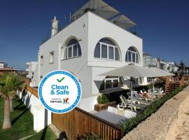 Golden Beach Guest House & Rooftop Bar，位于法鲁的酒店