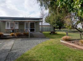 Accommodation Fiordland The Bach - One Bedroom Cottage at 226B Milford Road，位于蒂阿瑙的乡村别墅