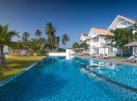 Sri Sharavi Beach Villas & Spa - with 43 metre saltwater infinity pool，位于米瑞莎的家庭/亲子酒店