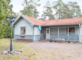 3 Bedroom Awesome Home In Mönsterås，位于门斯特罗斯的酒店