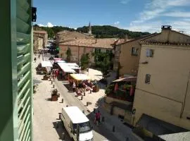 Maison de village, les hirondelles