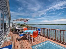 Deck and Beach Access Waterfront Cape Cod Cottage，位于瓦尔汉的酒店