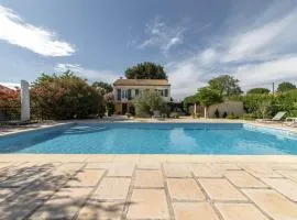 Lavish Villa in Carpentras with Private Swimming Pool