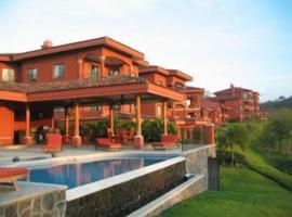 Exclusive Home on Golf Course at Reserva Conchal is Stunning Inside and Out，位于普拉卡海尔的酒店