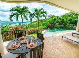 Hacienda-Style Villa with Pool and Sweeping Ocean Views Above Potrero，位于波特雷罗的酒店