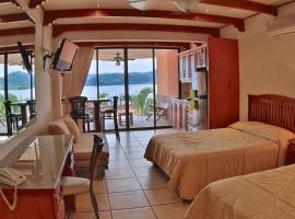 Hotel room-style ocean-view unit in Flamingo with pool，位于普拉亚弗拉明戈的酒店