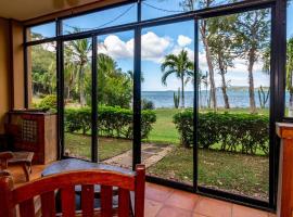 Warm Interiors and Orange Hues on Ground Floor in Front of Beach，位于普拉亚弗拉明戈的海滩短租房