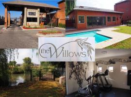 OR Tambo Self Catering Apartments, The Willows，位于博克斯堡东兰德购物中心附近的酒店